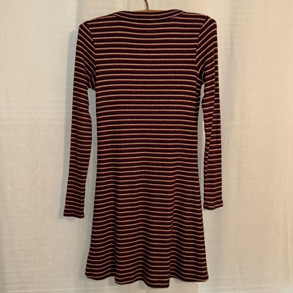 AE XS Burgundy Striped Ribbed Knit V-Neck Long Sleeve Knee Length Dress - Picture 3 of 12